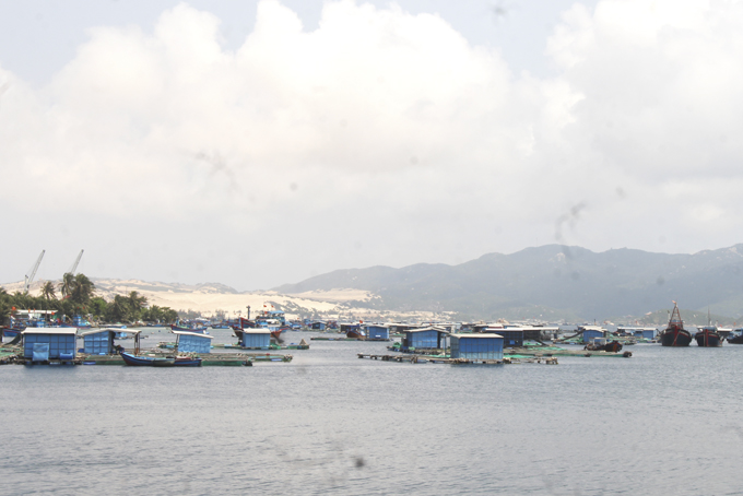 Người dân nuôi trồng thủy sản lồng bè ngoài khu vực quy định tại xã Vạn Thạnh (huyện Vạn Ninh).