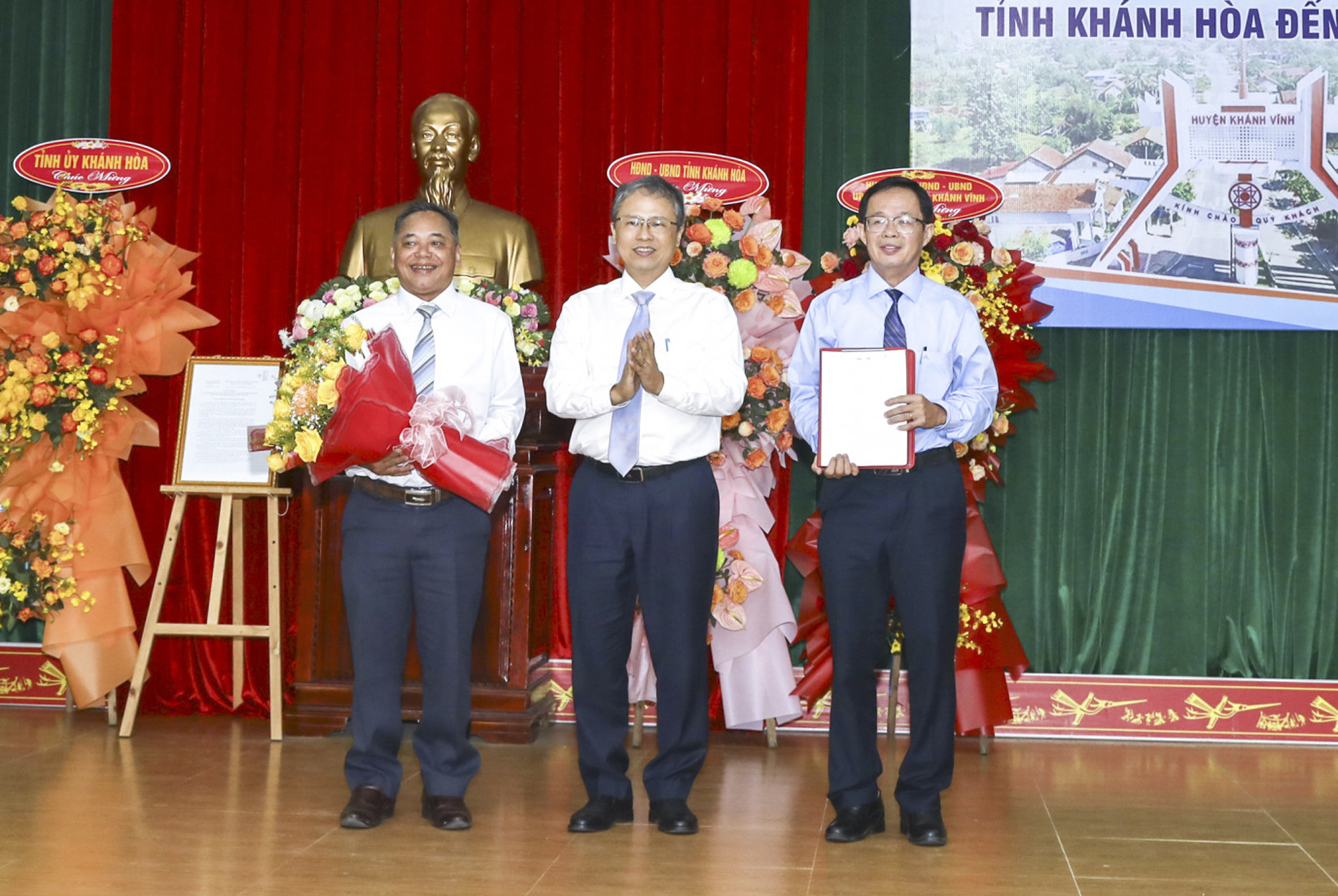 Trần Hòa Nam trao quyết định phê duyệt quy hoạch xây dựng vùng huyện Khánh Vĩnh cho lãnh đạo địa phương.