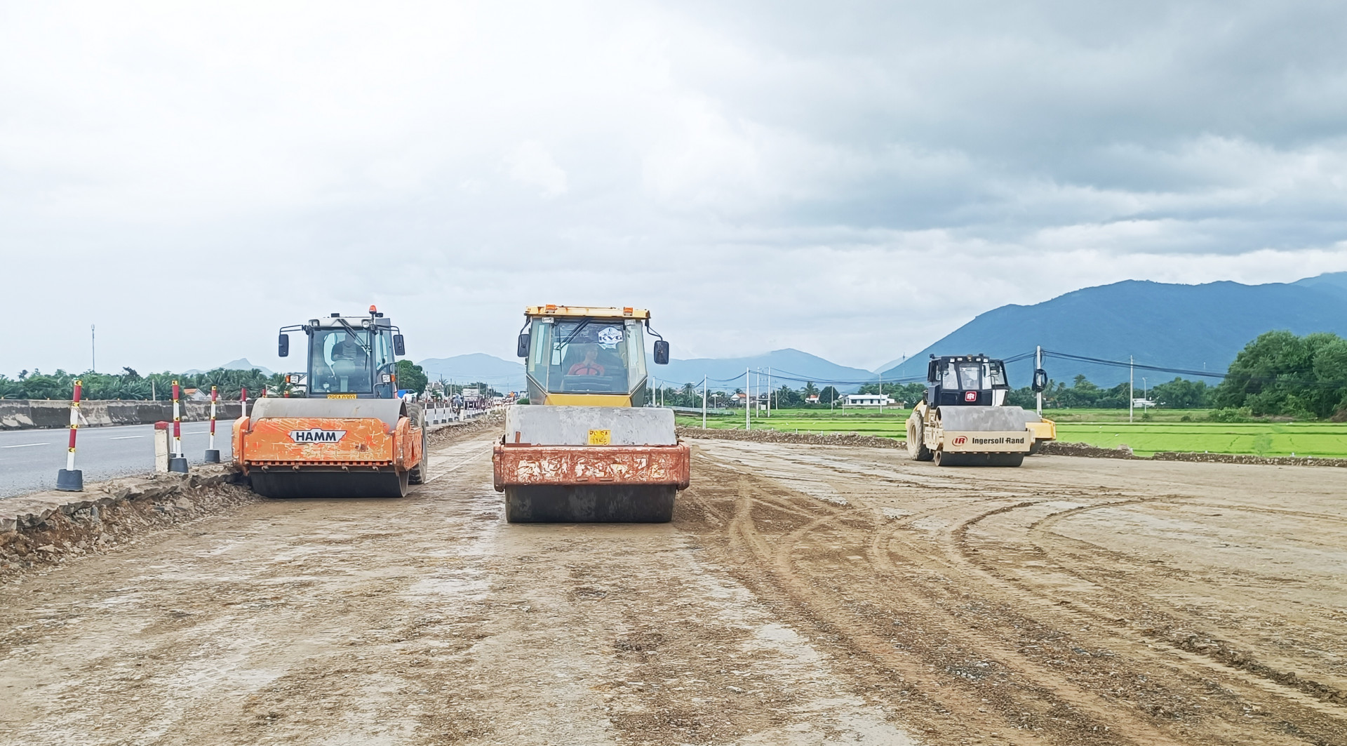 Nhà thầu huy động thiết bị, máy móc thi công tại nút giao Vạn Giã. 