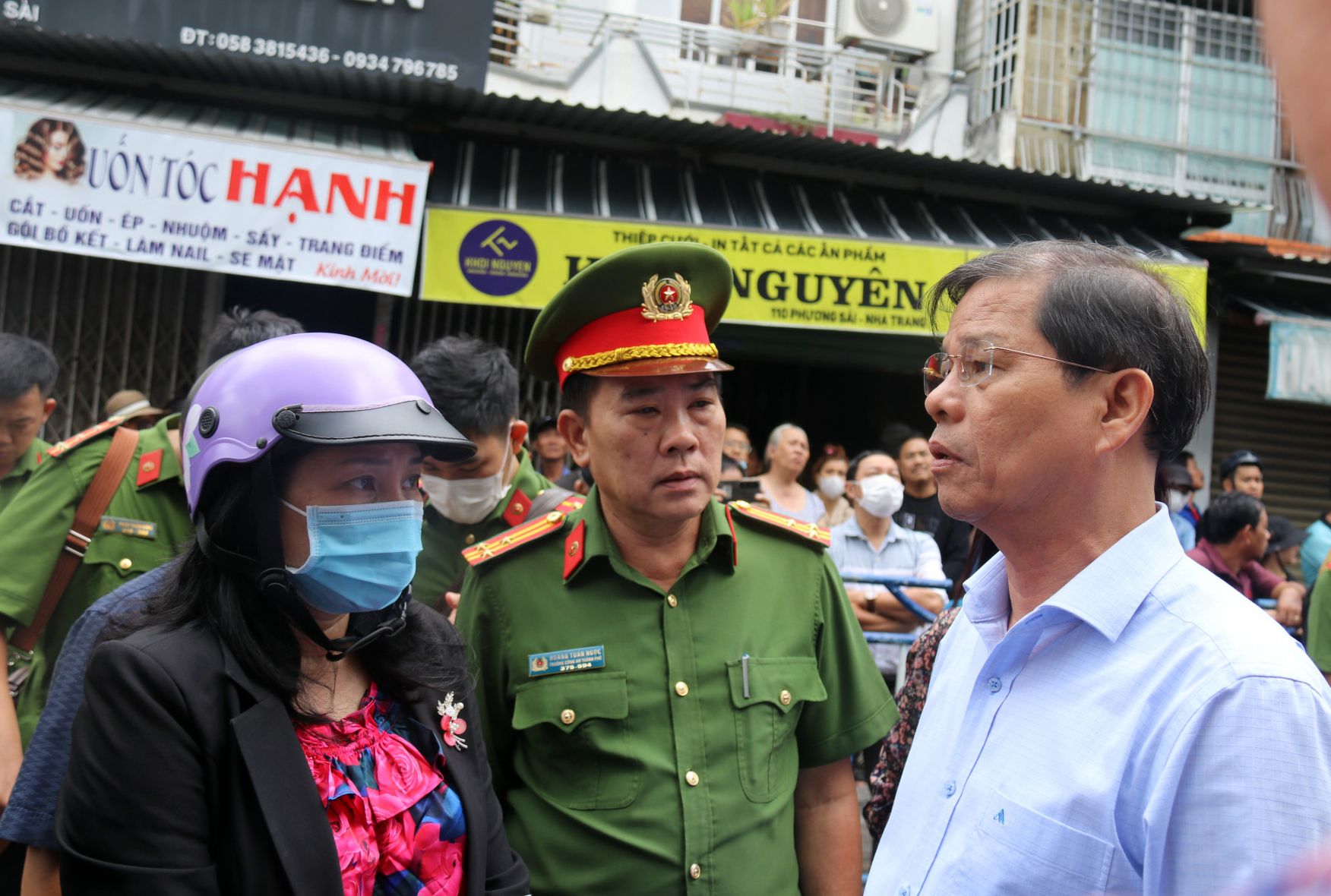 Ông Nguyễn Tấn Tuân chỉ đạo chính quyền địa phương tiến hành rà soát phương án chữa cháy, việc tuân thủ công tác phòng cháy, chữa cháy trên địa bàn  