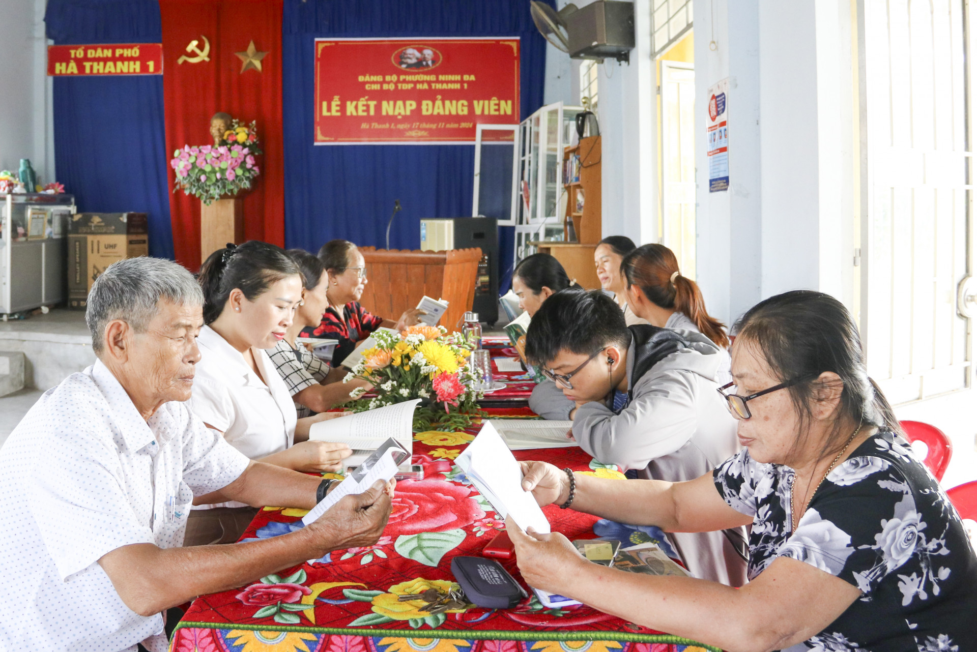 Tủ sách nhân ái mở cửa vào tối thứ Bảy hàng tuần để phục vụ hội viên, người dân, học sinh.  