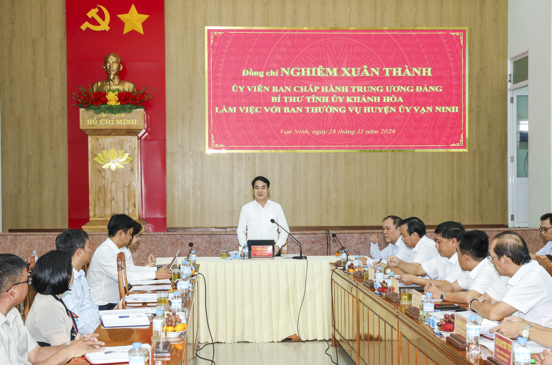 Quang cảnh cuộc họp.