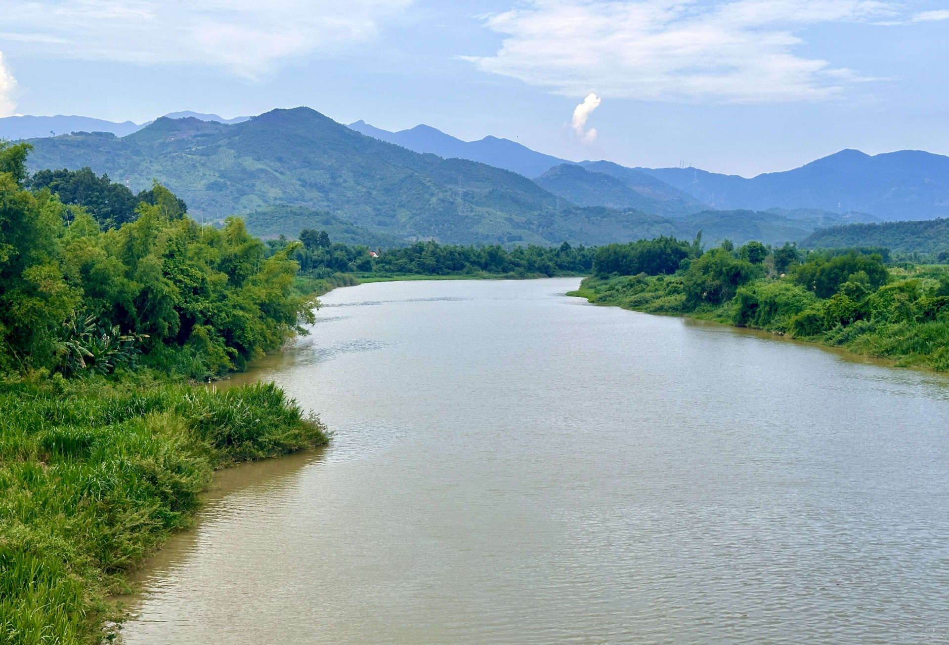 Khúc sông Cái chảy ngang xã Diên Lâm.