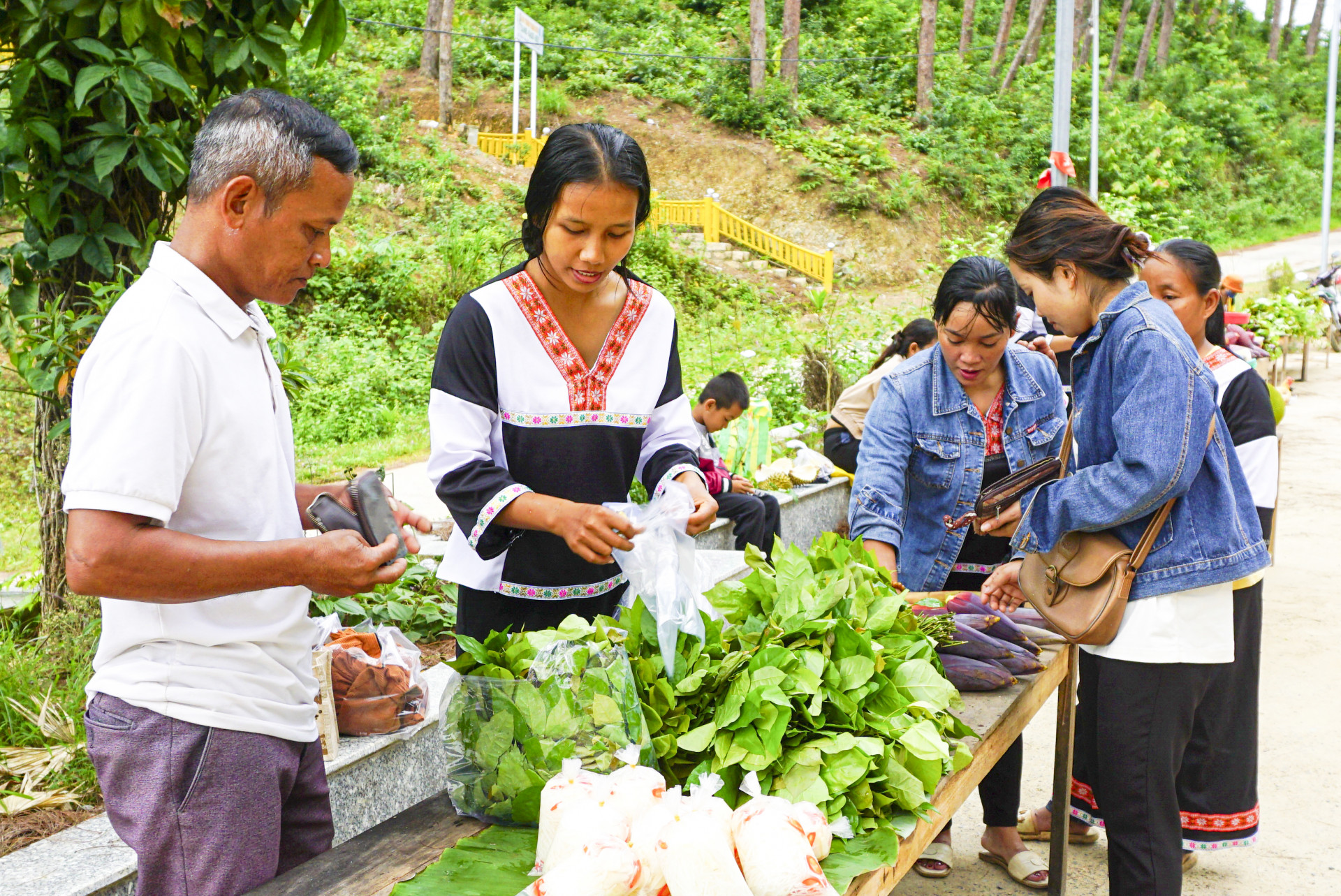 Người dân  mua các mặt hàng  nông sản  tại Chợ phiên  thị trấn Tô Hạp.