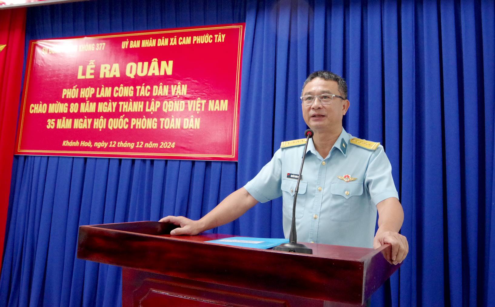Đại tá Nguyễn Minh Đức - Phó Chính ủy sư đoàn phát biểu tại lễ ra quân phối hợp làm công tác dân vận tại xã Cam Phước Tây.