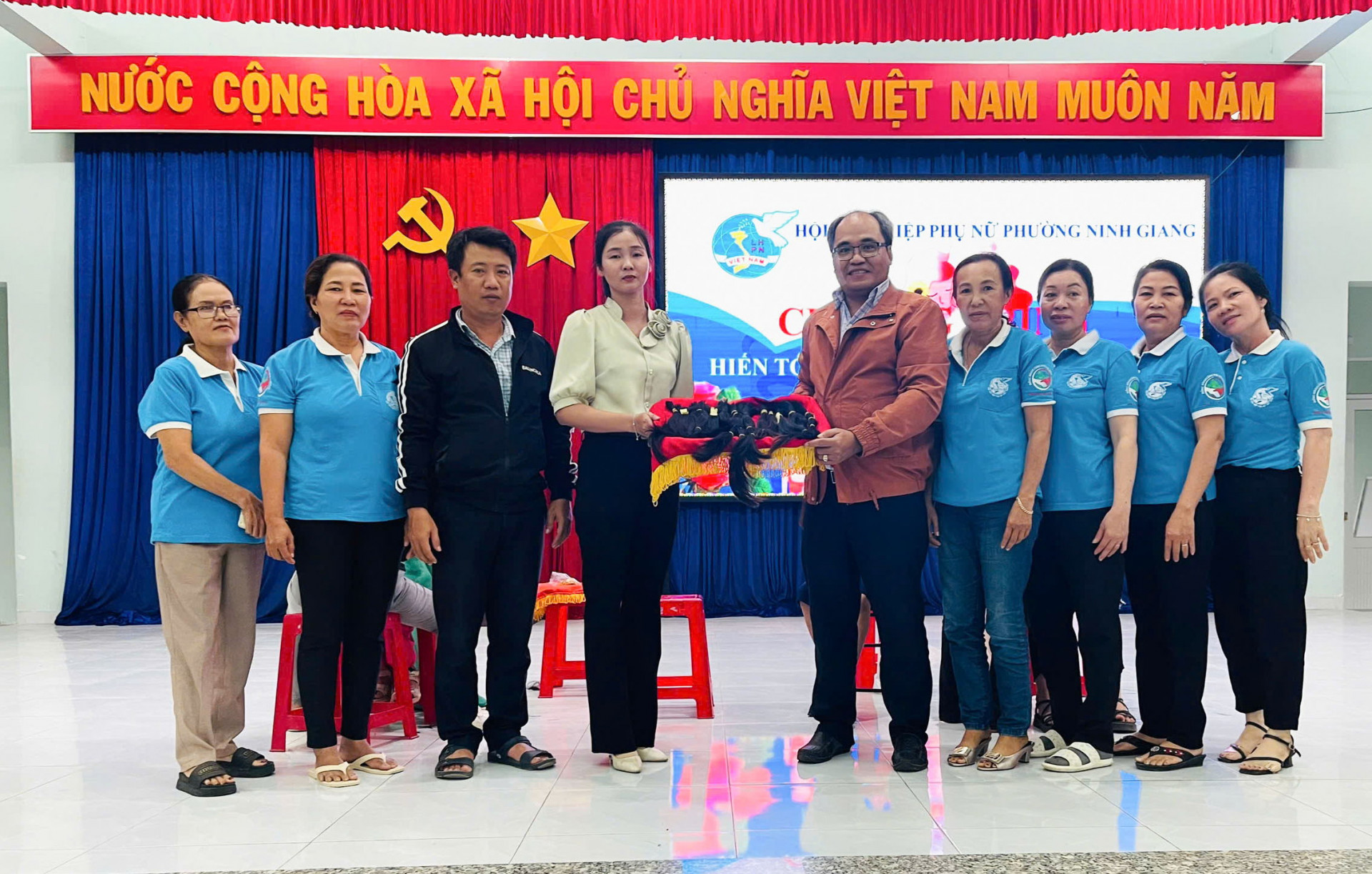 Hội Liên hiệp Phụ nữ phường Ninh Giang trao tóc cho Hội Chữ thập đỏ thị xã Ninh Hòa để gửi tặng bệnh nhân ung thư.