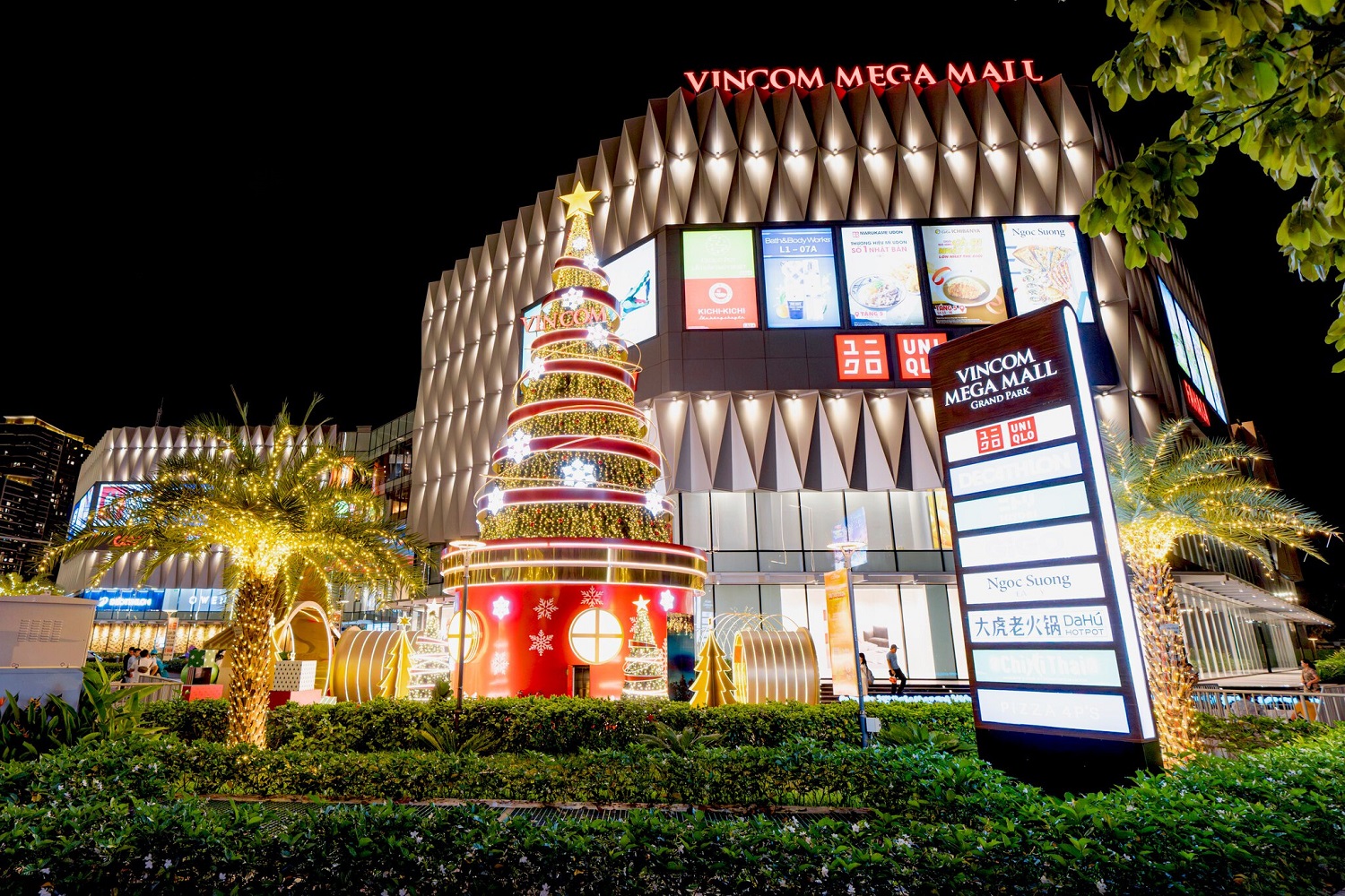    Lễ thắp sáng cây thông Noel cao 17m sẽ bắt đầu vào 19h30 ngày 6/12 tại Vincom Grand Park