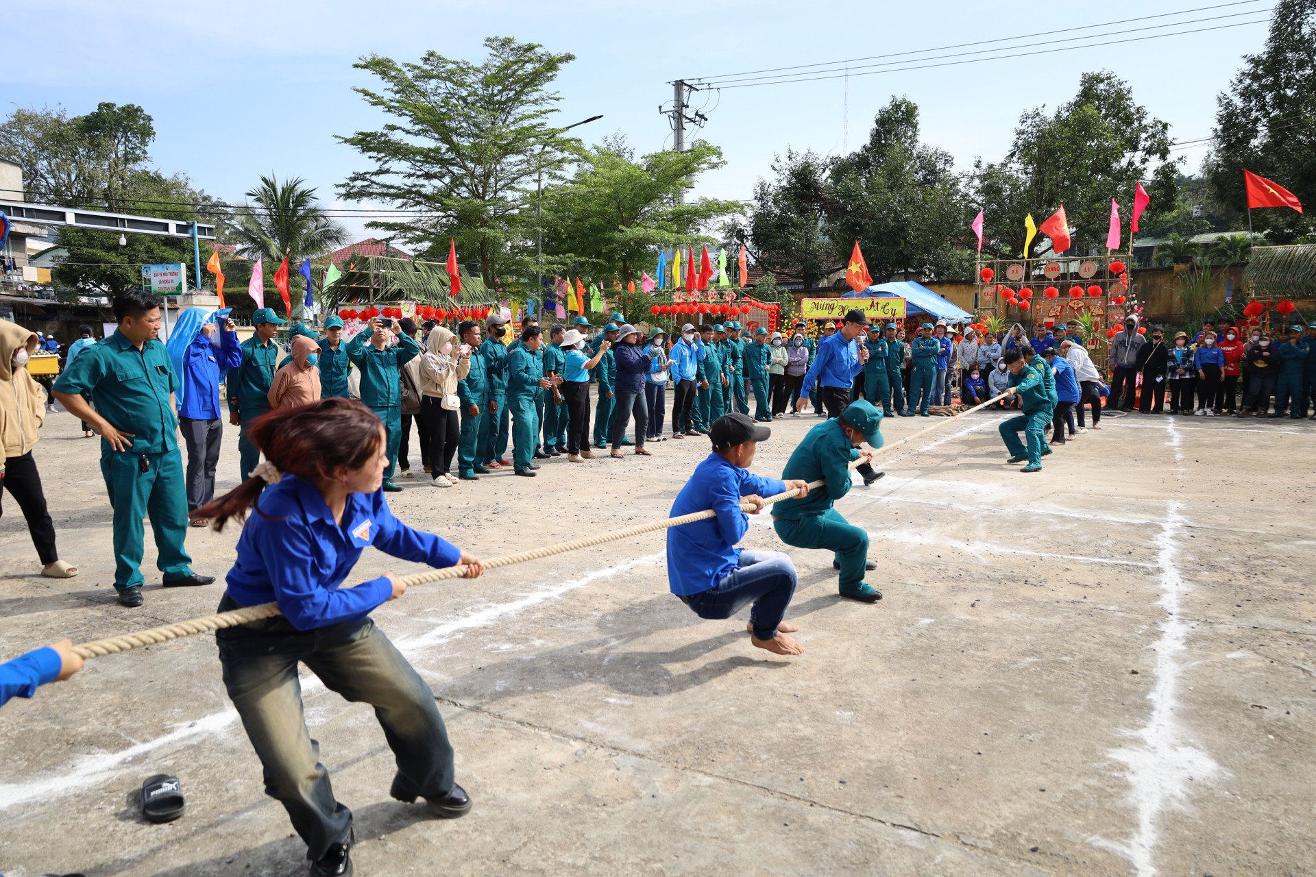 Các đội thi trò chơi dân gian.