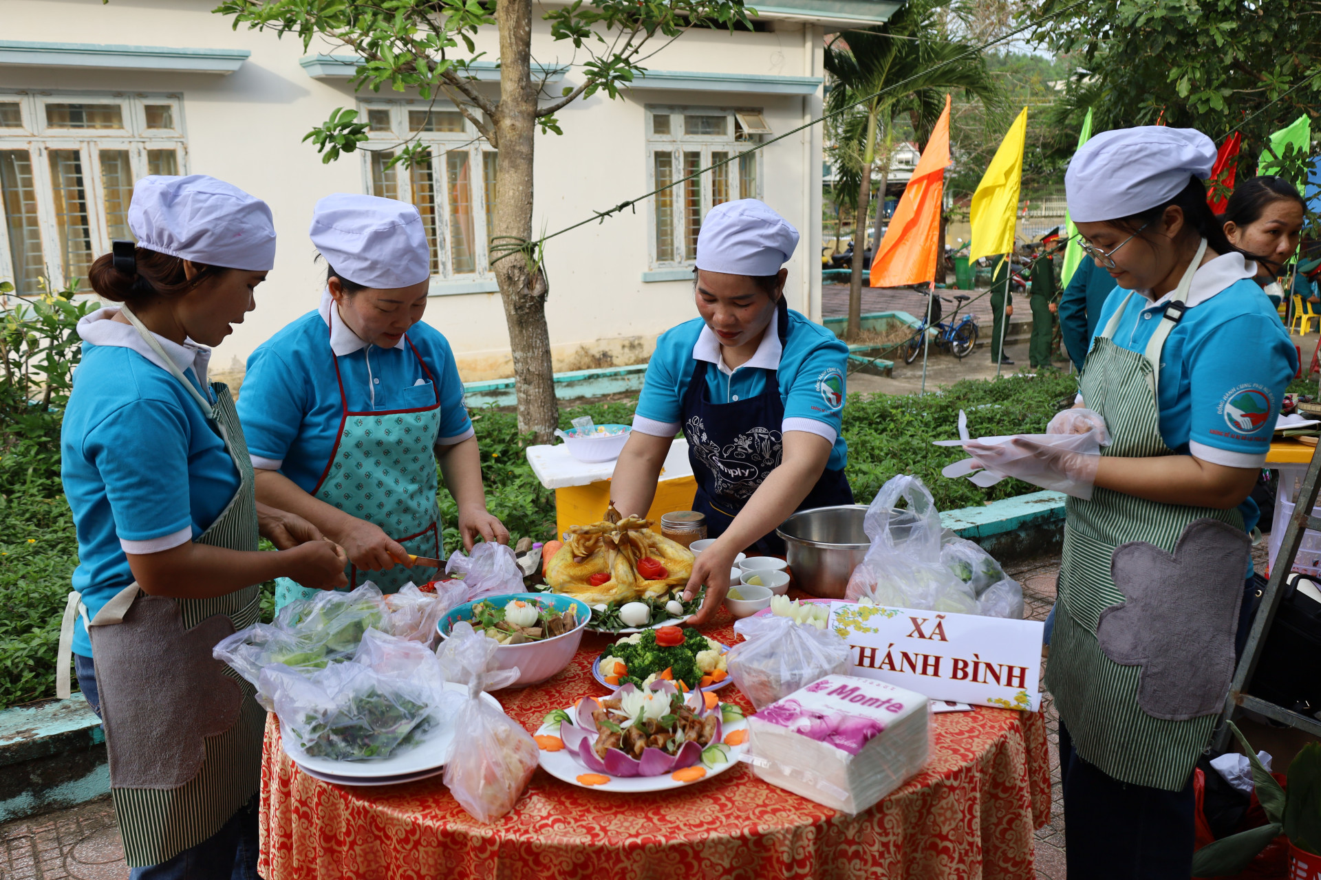 Các đội thi trưng bày “Mâm cỗ ngày Tết – Thắm tình quân dân”. 