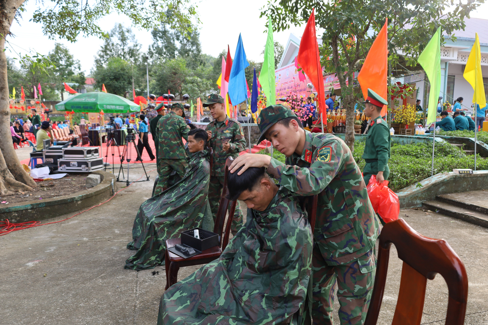 Cán bộ, chiến sĩ cắt tóc miễn phí cho người dân.