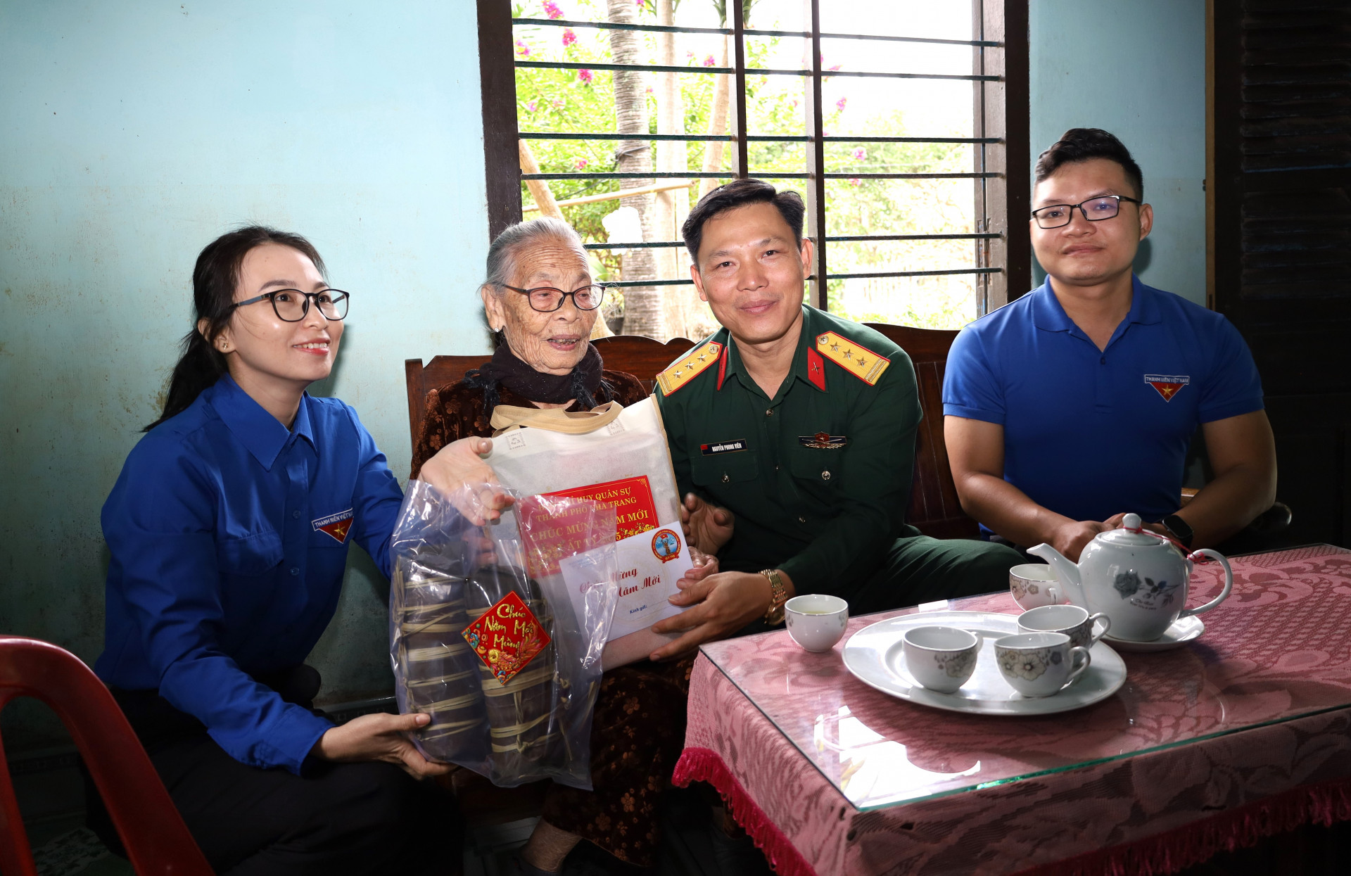 Thượng tá Nguyễn Phong Viên - Chính trị viên Ban Chỉ huy Quân sự TP. Nha Trang tặng quà Tết cho gia đình chính sách có hoàn cảnh khó khăn.