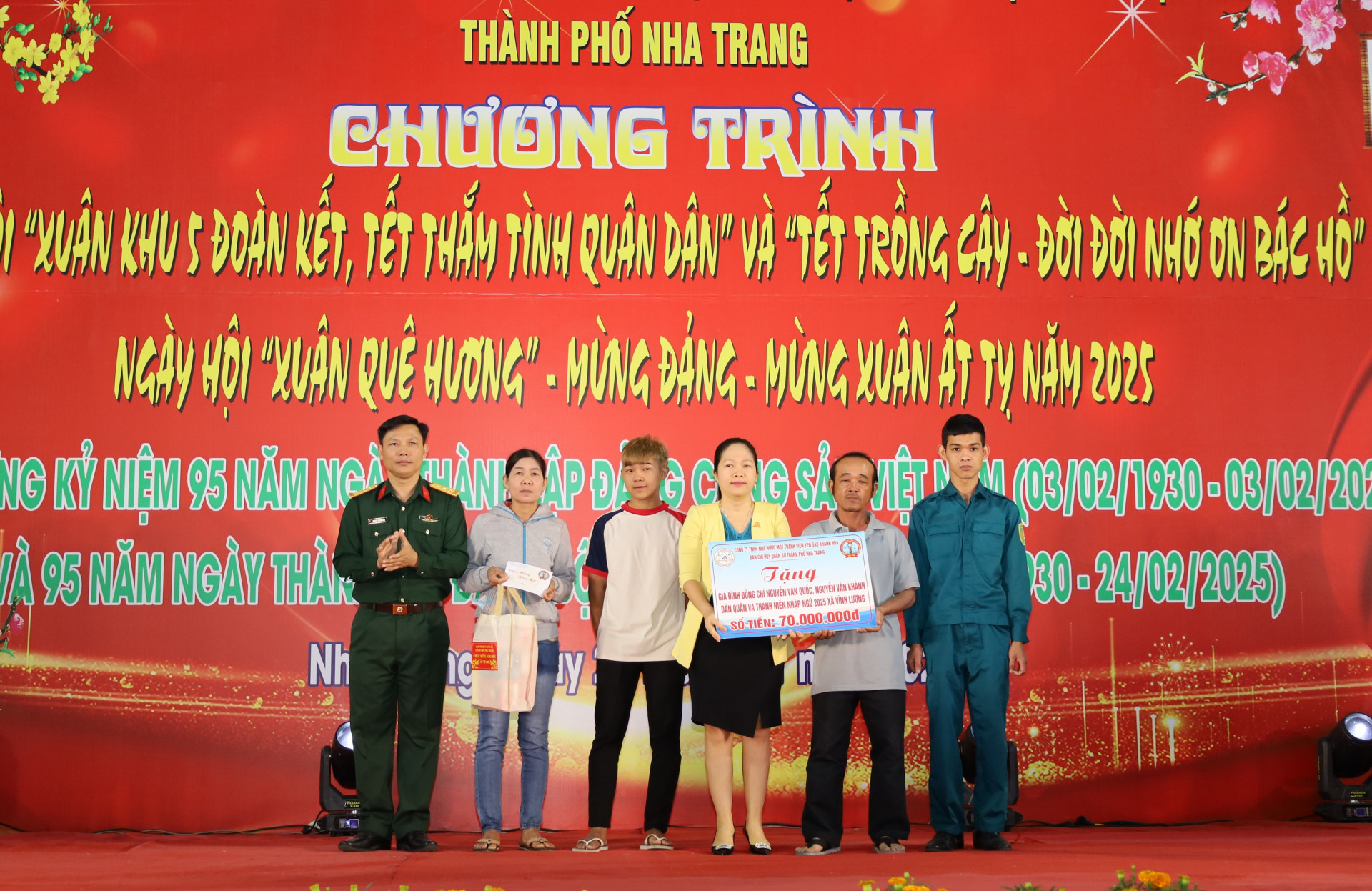 Đại diện Ban Chỉ huy Quân sự TP. Nha Trang và Công ty TNHH Nhà nước Một thành viên Yến sào Khánh Hòa trao  tượng trưng số tiền hỗ trợ xây dựng nhà cho gia đình ông Nguyễn Văn Anh. 