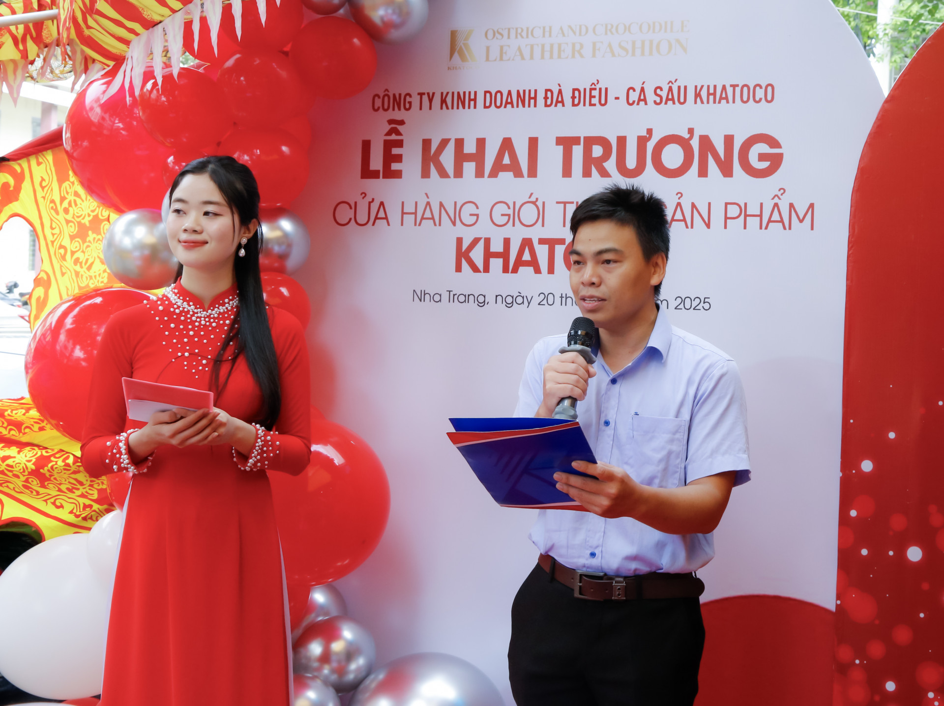 Lãnh đạo Công ty Kinh doanh Đà điểu - Cá sấu Khatoco phát biểu khai trương