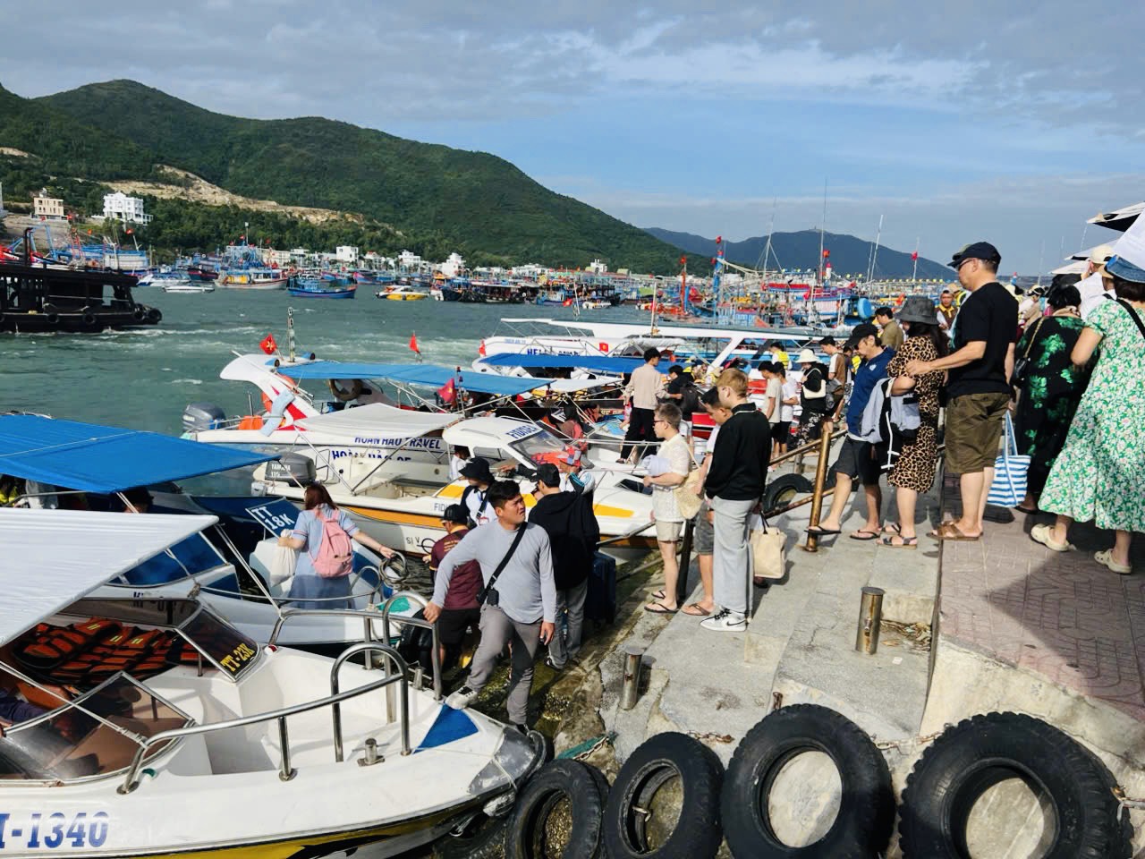 Khách du lịch xuống tàu đi tour tham quan vịnh Nha Trang