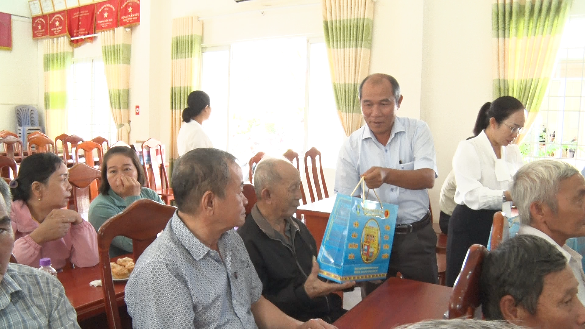 Lãnh đạo huyện Diên Khánh tặng quà cho người có công với cách mạng ở xã Diên Điền, huyện Diên Khánh.
