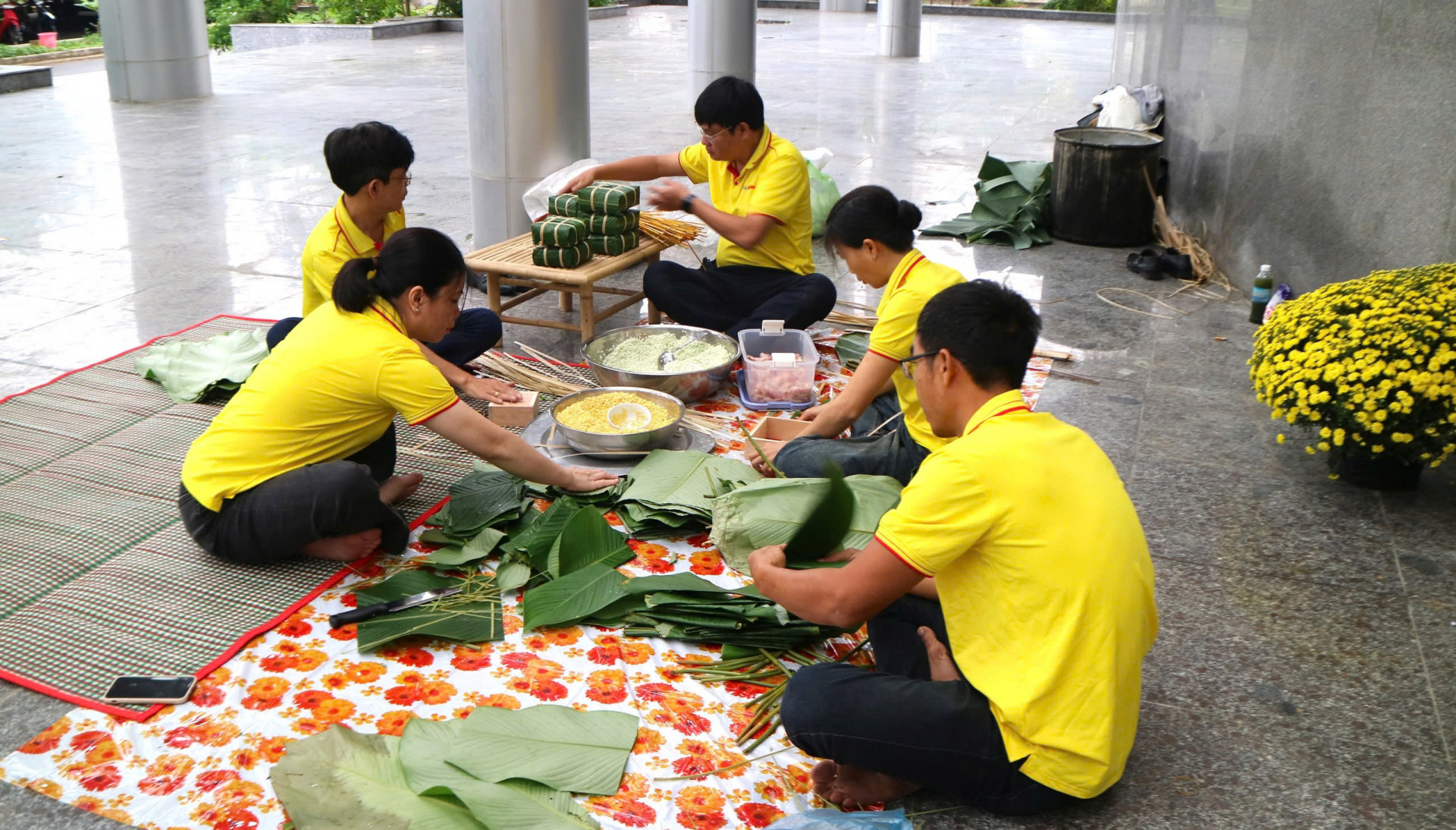 Gói bánh chưng ngày Tết. Ảnh: Lê Na