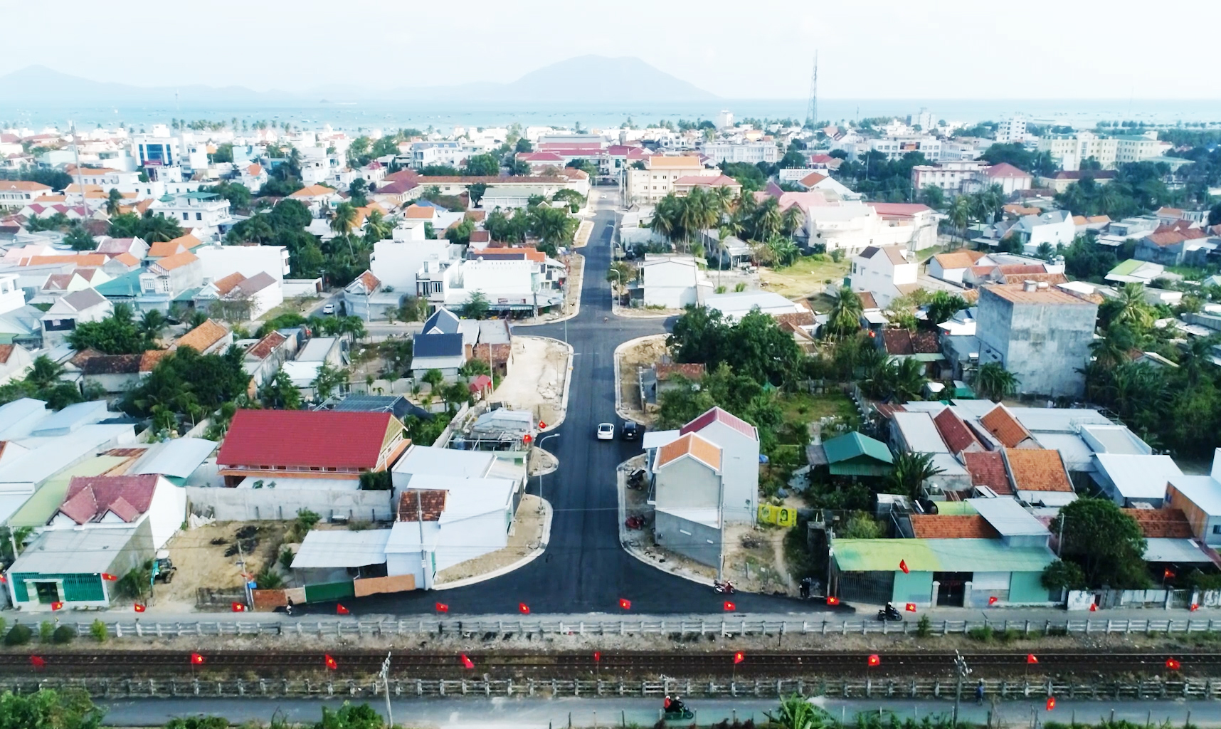 Công trình đường Huỳnh Thúc Kháng (thị trấn Vạn Giã, huyện Vạn Ninh) được hoàn thành thi công và đưa vào khai thác trước Tết Nguyên đán Ất Tỵ năm 2025.