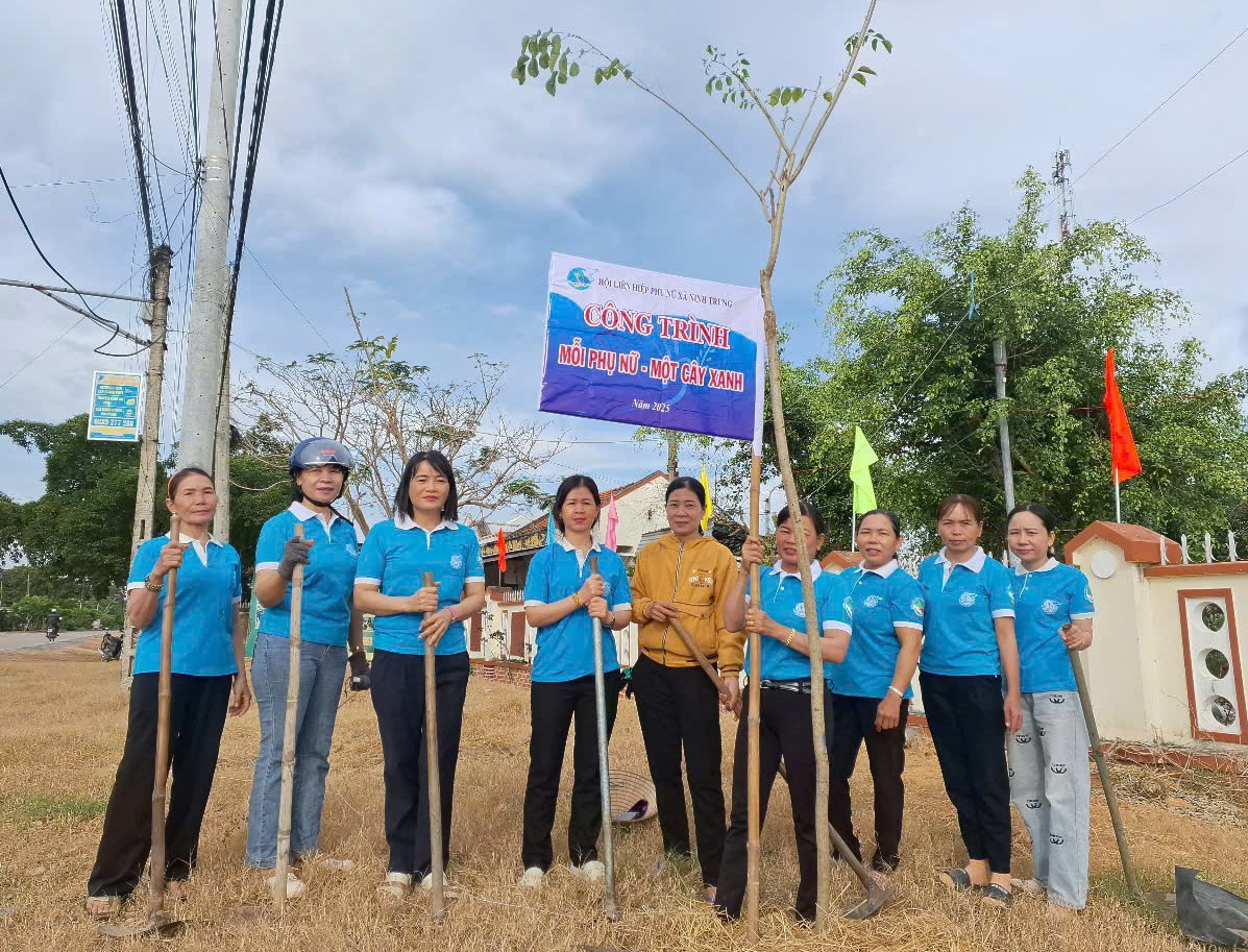 Hội Liên hiệp Phụ nữ xã Ninh Trung thực hiện công trình Mỗi phụ nữ - một cây xanh năm 2025 hưởng ứng Tết trồng cây.