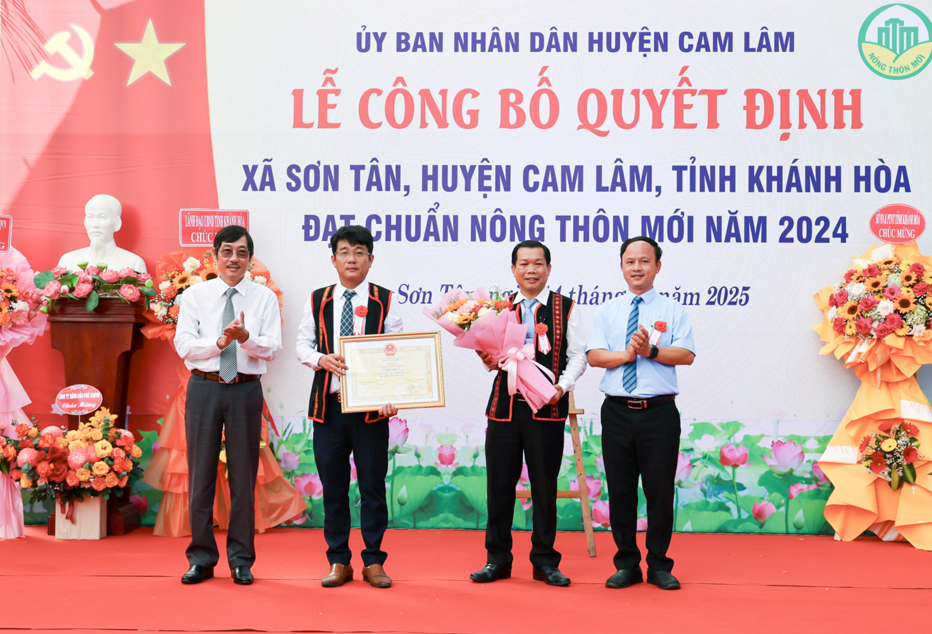 Lãnh đạo xã Sơn Tân đón bằng công nhận xã đạt chuẩn nông thôn mới năm 2024.