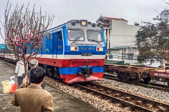 Cảnh đón tàu về quê ăn tết 