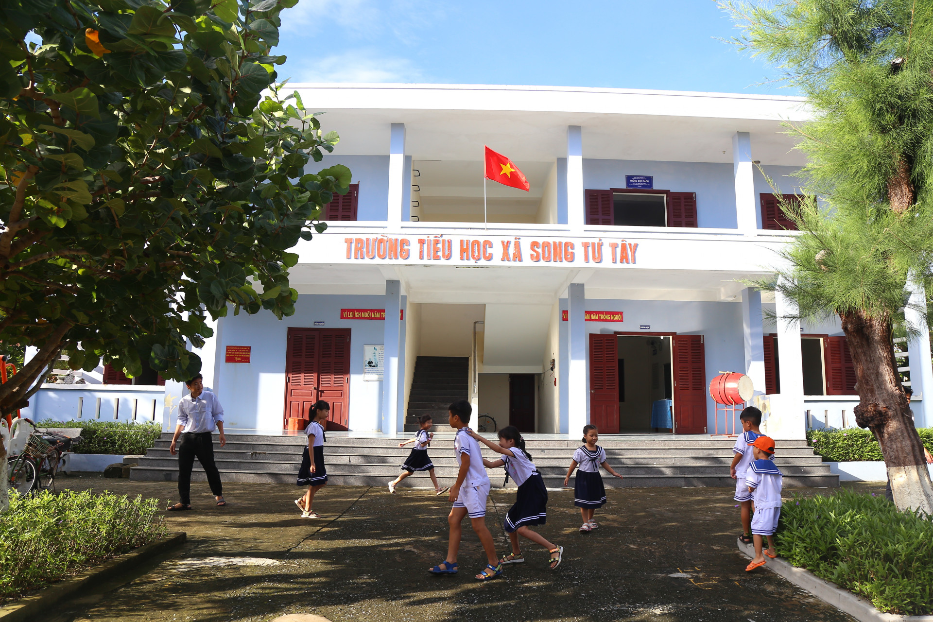 Học sinh vui chơi tại Trường Tiểu học Song Tử Tây.