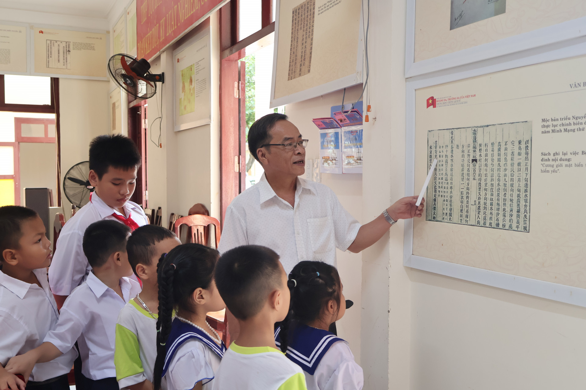 Thầy Phan Văn Tuấn giảng dạy cho học trò về chủ quyền biển, đảo.