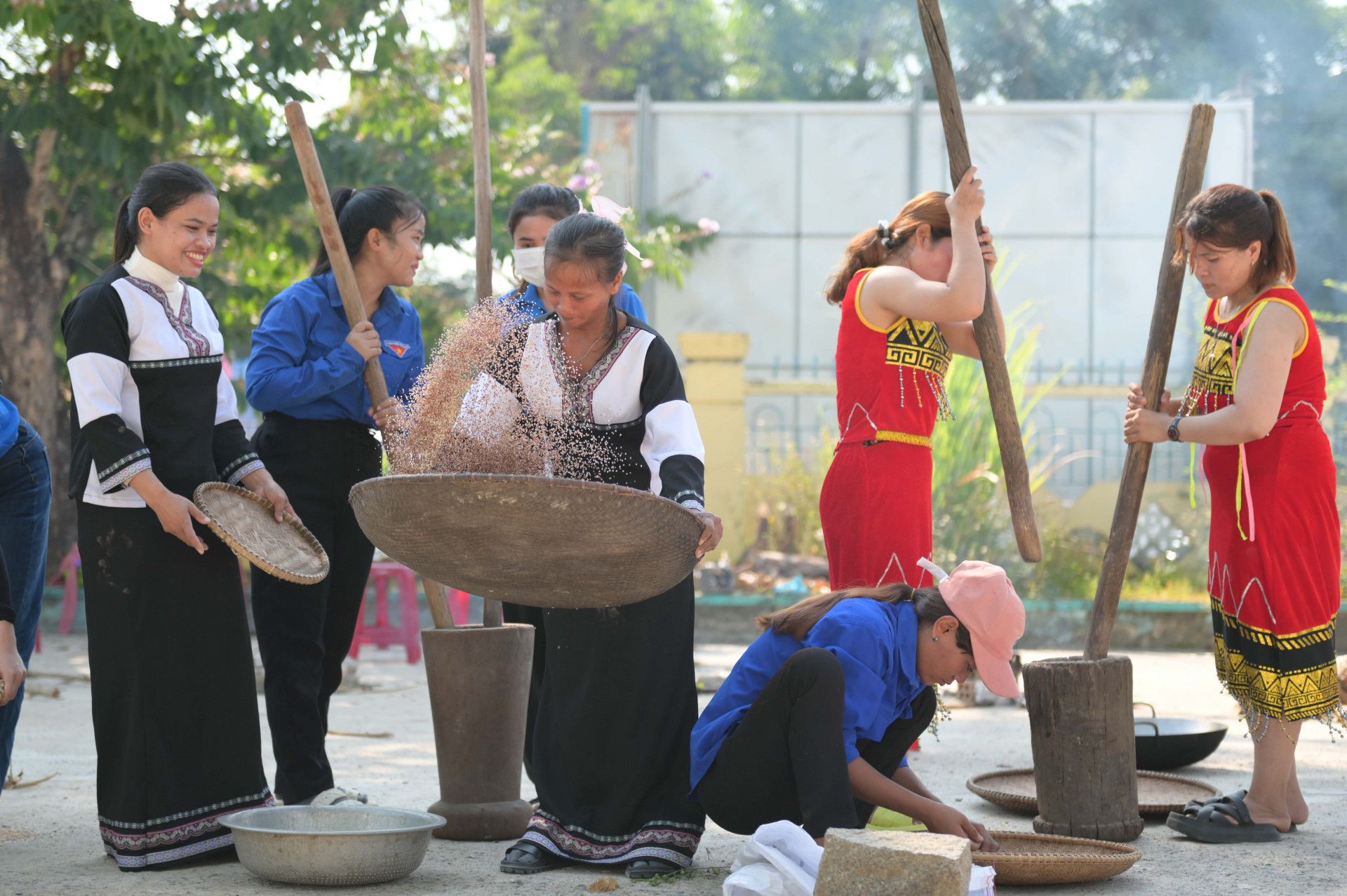 Thanh niên huyện Khánh Vĩnh thi giã gạo, nấu lúa rẫy.