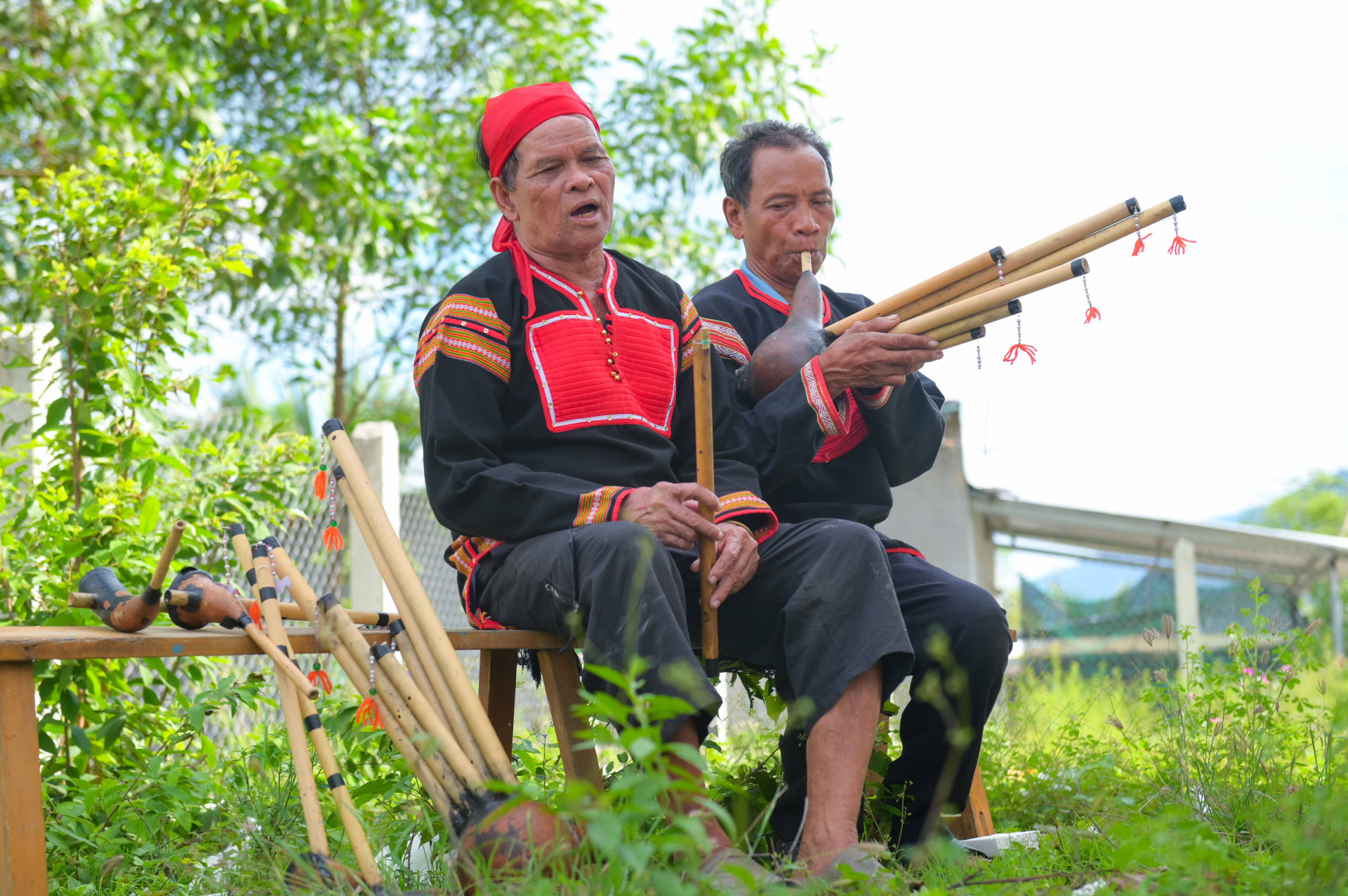 Các nghệ nhân người Ê-Đê của xã Khánh Hiệp biểu diễn nhạc cụ.