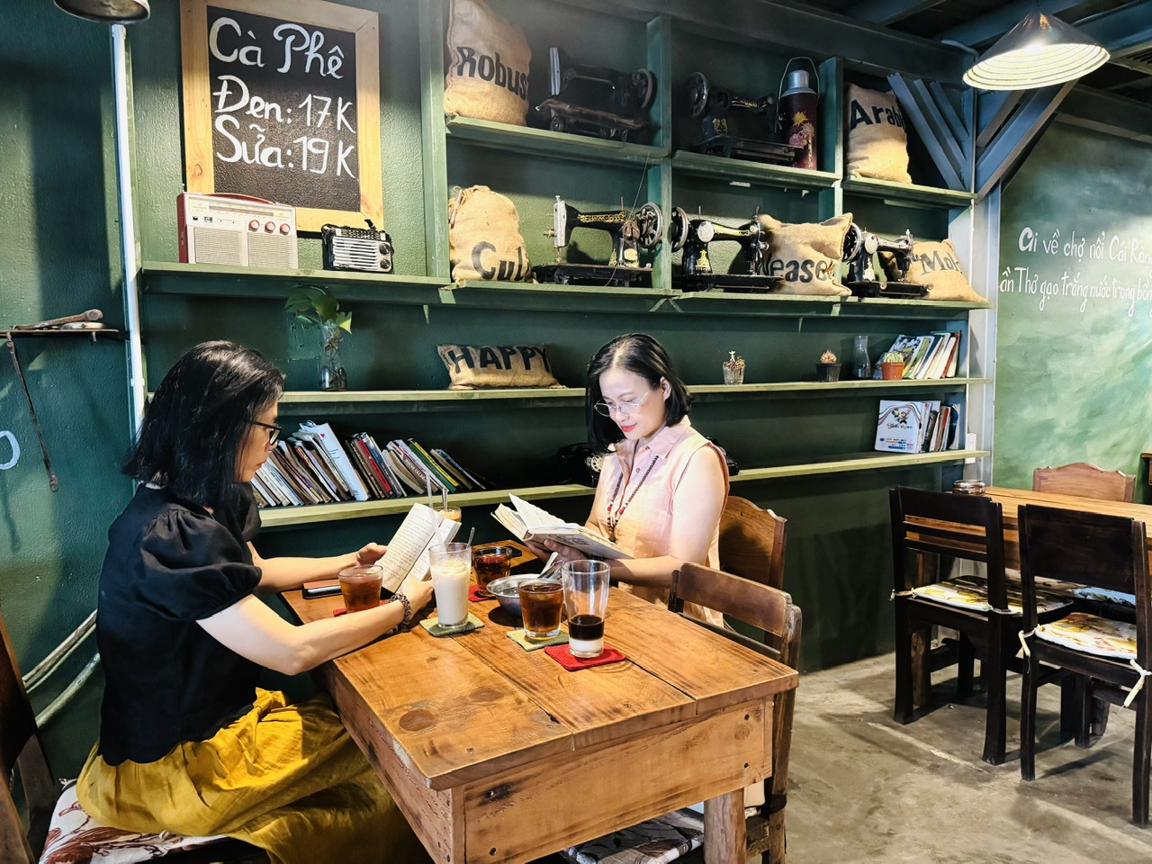 Khách đến Tiệm cà phê 1975 ngoài thưởng thức cà phê   còn tranh thủ đọc những quyển sách yêu thích.