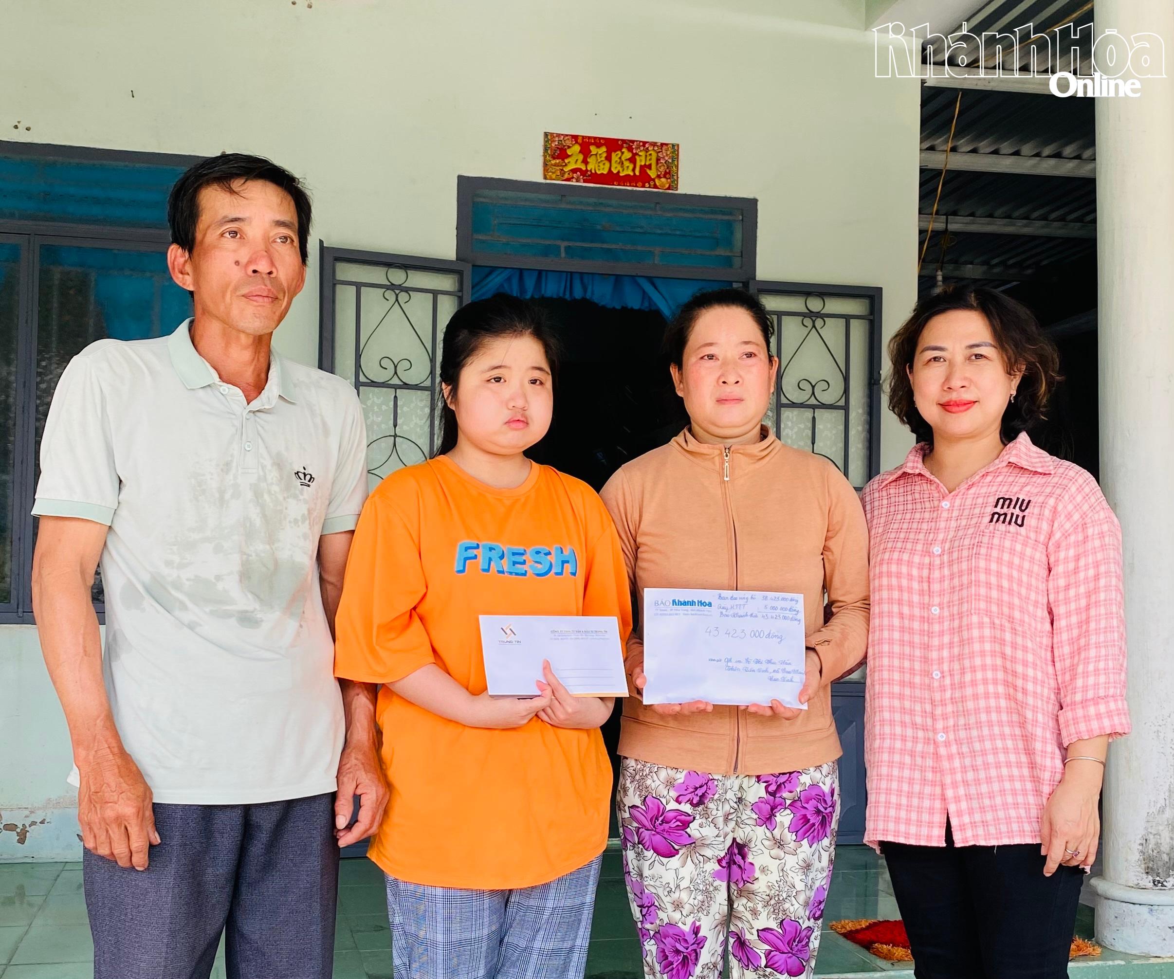 Đại diện Báo Khánh Hòa trao tiền của bạn đọc ủng hộ hơn 43,4 triệu đồng cho gia đình em Võ Thị Thu Hân