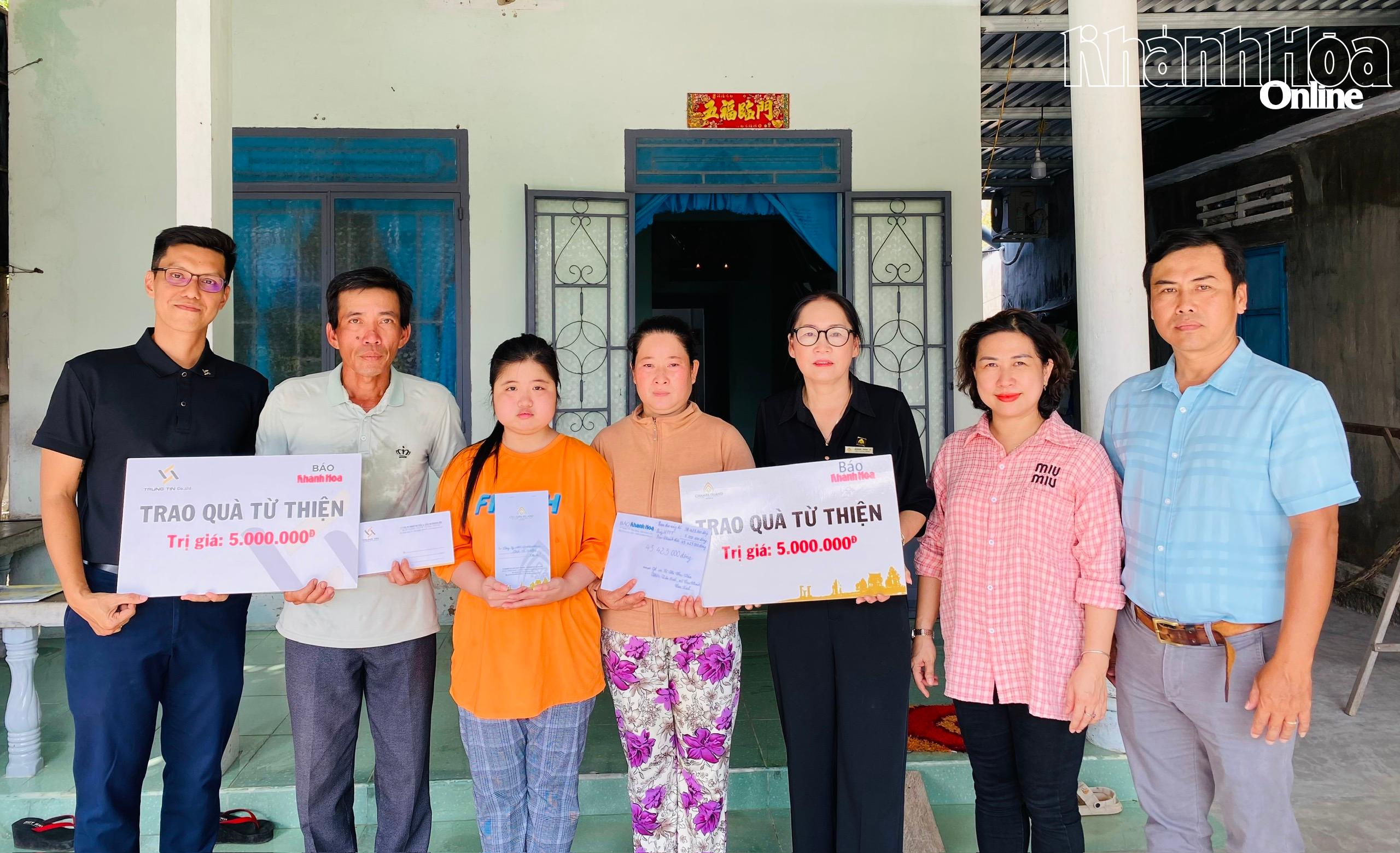 Đại diện các đơn vị trao tiền ủng hộ cho gia đình em Võ Thị Thu Hân