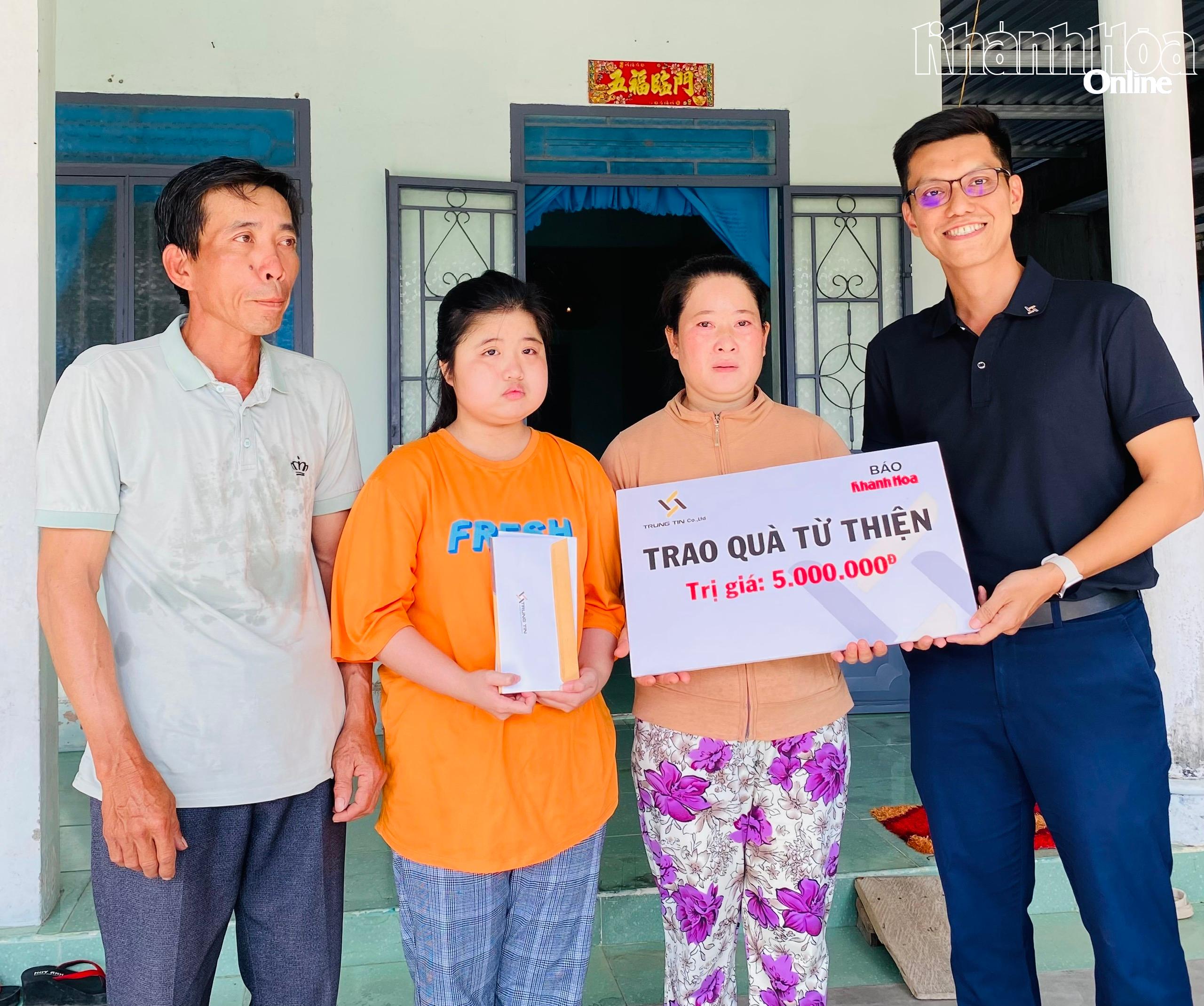 Ông Đỗ Nguyễn - Phó Giám đốc Công ty TNHH Tư vấn và Đầu tư Trung Tín trao tiền ủng hộ cho gia đình em Võ Thị Thu Hân